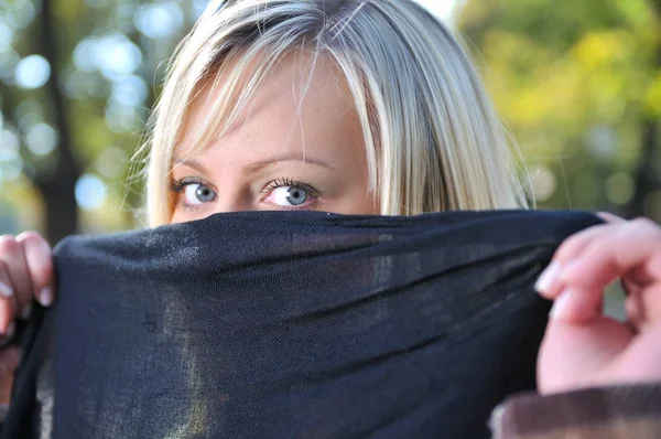 Ung Kvinna Gömmer Ansiktet Bakom Halsduk — Stockfoto