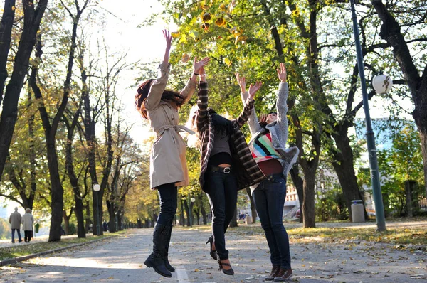 Três Jovens Gostando Dia Natureza — Fotografia de Stock