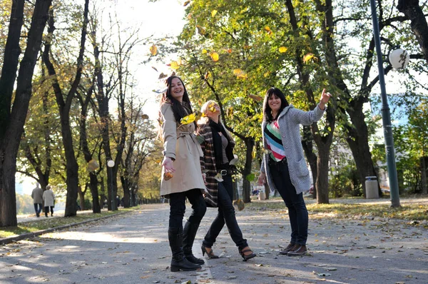 三位年轻女士享受大自然的一天 — 图库照片