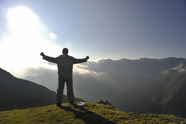 Sağlıklı Genç Adam Pratik Youga Sabah Erken Gündoğumu Yükseklik Dağ — Stok fotoğraf