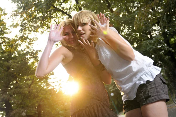 Dvě Dívky Společně Tančící Pozici Připravené Večírek Jasnosvětlými Odlesků Pozadí — Stock fotografie