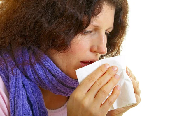 Wanita Muda Berambut Coklat Terkena Flu Terisolasi Latar Belakang Putih — Stok Foto