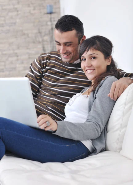 Vrolijk Paar Ontspannen Werken Laptop Computer Moderne Woonkamer Indoor Home — Stockfoto