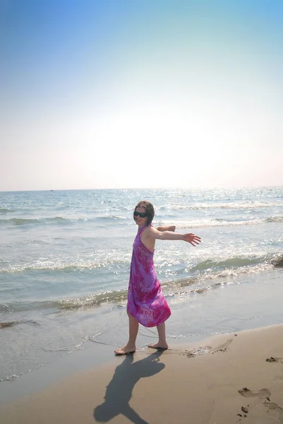 Ευτυχισμένη Γυναίκα Στην Παραλία — Φωτογραφία Αρχείου