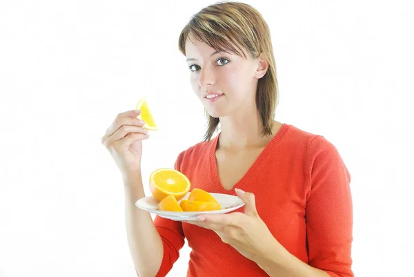 Hübsche Frau Mit Orangefarbenen Früchten — Stockfoto