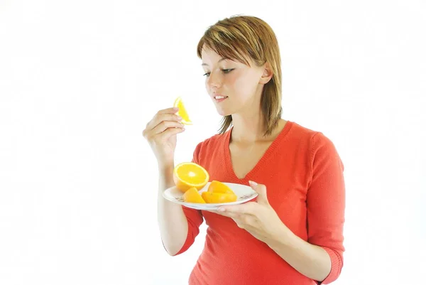 Hübsche Frau Mit Orangefarbenen Früchten — Stockfoto