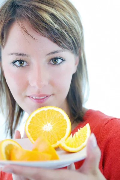 Bonita Mujer Con Fruta Naranja — Foto de Stock