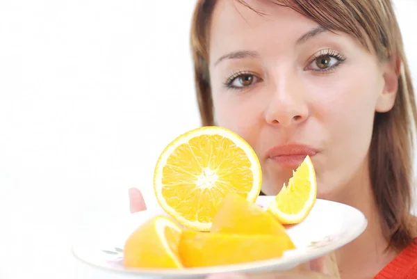 Hübsche Frau Mit Orangefarbenen Früchten — Stockfoto