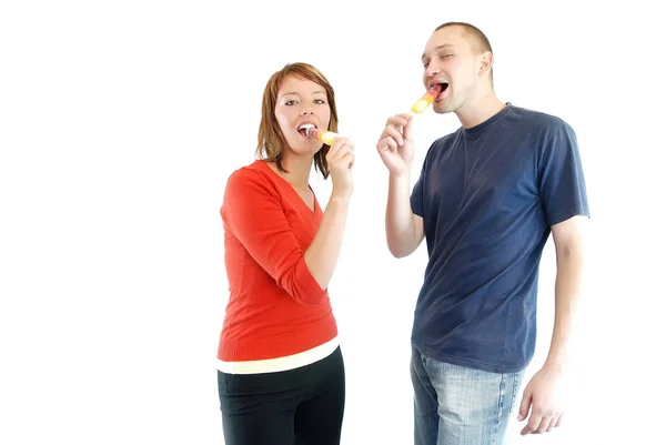 Feliz Pareja Conel Helado Aislado Sobre Fondo Blanco —  Fotos de Stock