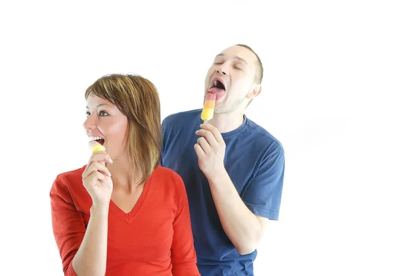 Feliz Pareja Conel Helado Aislado Sobre Fondo Blanco —  Fotos de Stock