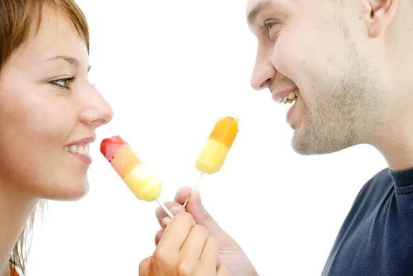 幸福的夫妇与冰淇淋隔离在白色背景 — 图库照片