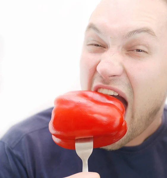 Ung Man Äter Röd Paprika — Stockfoto