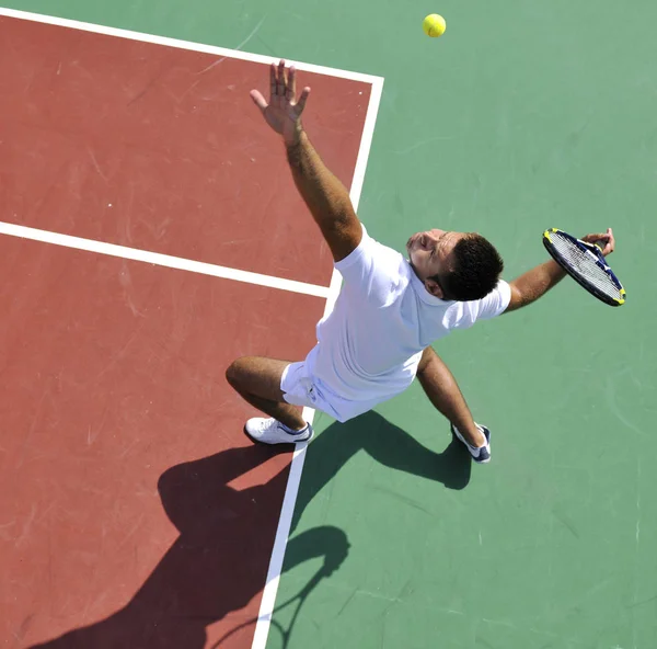 Ung Man Spela Tennis Utomhus Orange Tennisbana Tidigt Morgonen — Stockfoto