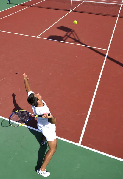 Молодой Человек Играет Теннис Открытом Воздухе Оранжевом Теннисном Корте Рано — стоковое фото