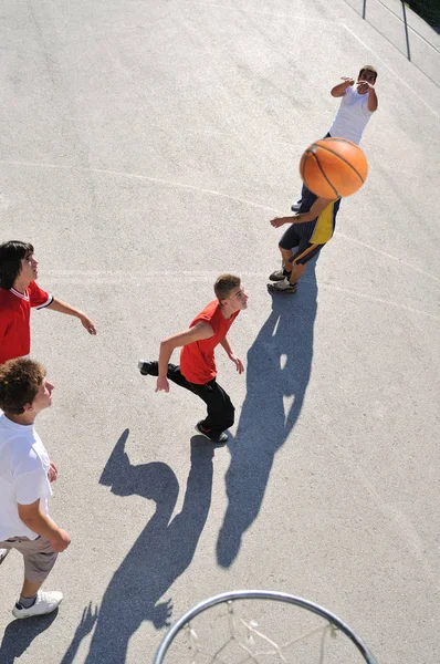 Gorup Jeunes Garçons Qui Jouent Basket Plein Air Dans Rue — Photo