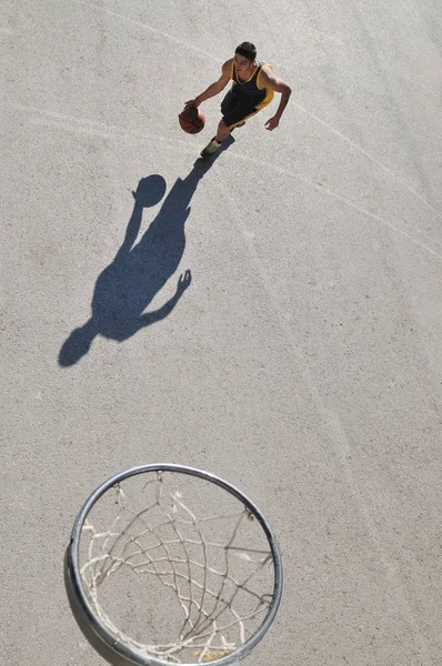 Gorup Giovani Ragazzi Che Giocano Basket All Aperto Strada Con — Foto Stock