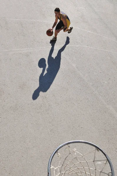 Крупним Планом Молодих Хлопчиків Які Грають Баскетбол Вулиці Довгими Тінями — стокове фото