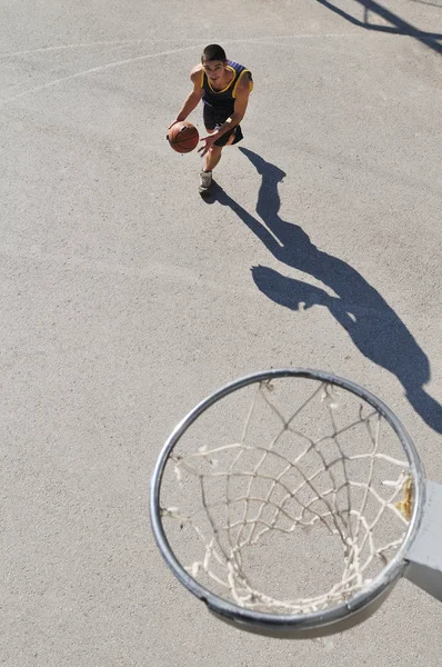 Gorup Chicos Jóvenes Que Juegan Baloncesto Aire Libre Calle Con — Foto de Stock