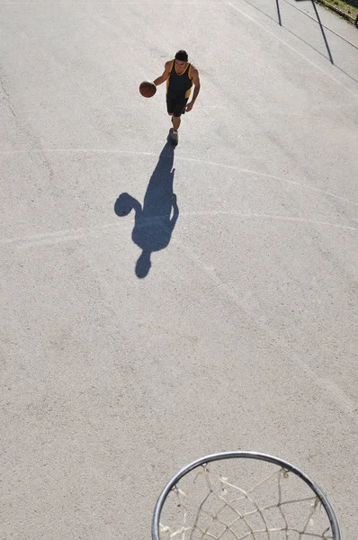 Gorup Meninos Que Jogam Basquete Livre Rua Com Longas Sombras — Fotografia de Stock