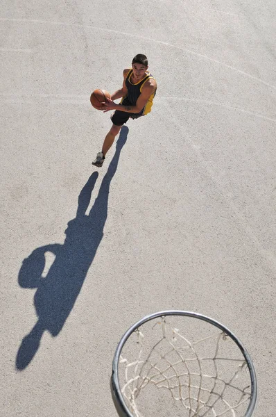 Крупним Планом Молодих Хлопчиків Які Грають Баскетбол Вулиці Довгими Тінями — стокове фото