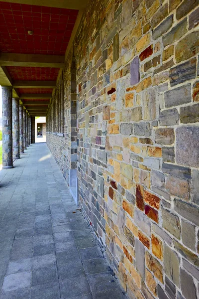 Una Entrada Externa Con Columnas Piedra Banneux Bélgica Pequeño Lugar — Foto de Stock