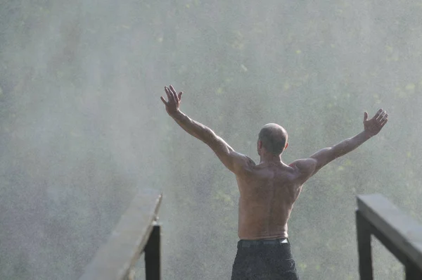 Stehender Mann Mit Weit Geöffneten Armen Mit Wasserfällen Hintergrund Der — Stockfoto