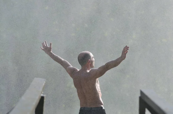 Stehender Mann Mit Weit Geöffneten Armen Mit Wasserfällen Hintergrund Der — Stockfoto