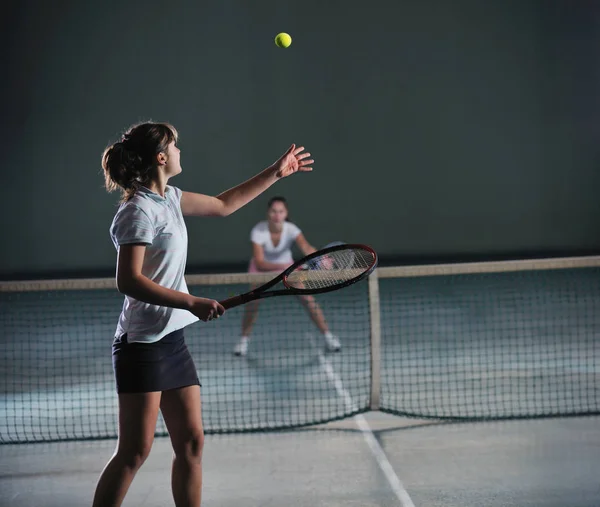 Молодые Девушки Играют Теннис Indoori Теннисном Корте — стоковое фото