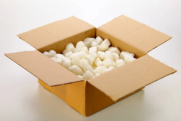 Een Kartonnen Doos Met Geel Verpakking Styrofoam Pinda Geïsoleerd Witte — Stockfoto
