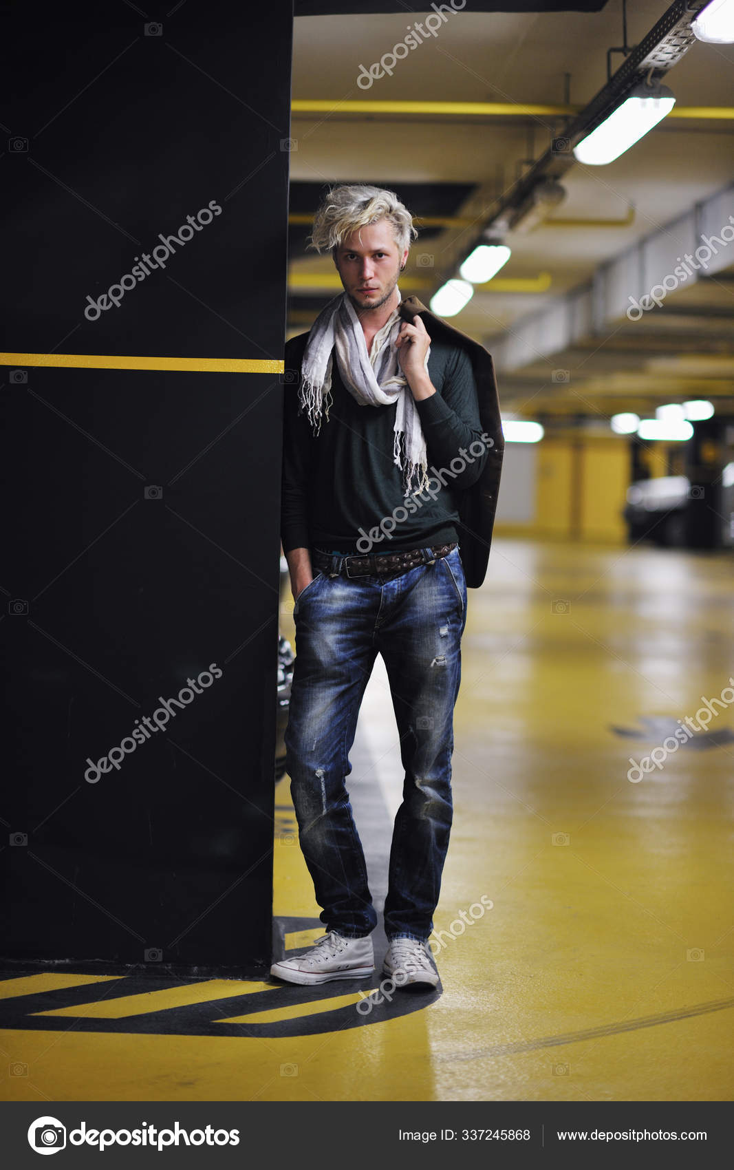 Retrato Joven Guapo Con Fondo Urbano Estilo Ropa Moda: fotografía de stock  © PantherMediaSeller #337245868 | Depositphotos