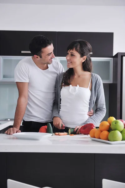 Feliz Pareja Joven Divierten Cocina Moderna Interior Mientras Preparan Frutas —  Fotos de Stock