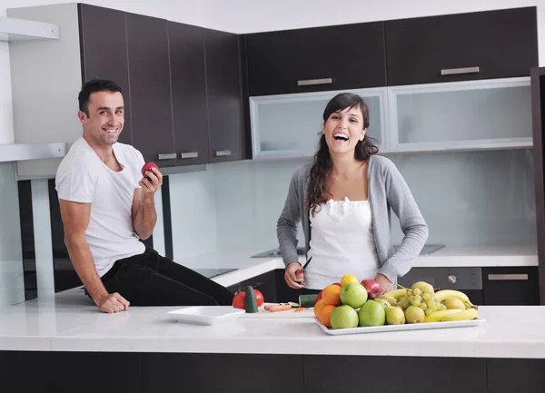 부부는 샐러드 신선한 과일과 야채를 실내에 재미가 — 스톡 사진