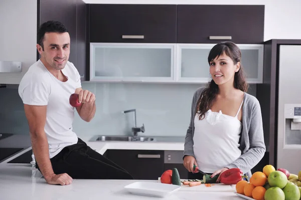 Jovem Casal Feliz Divertir Cozinha Moderna Interior Enquanto Prepara Frutas — Fotografia de Stock