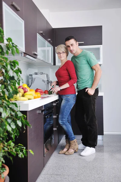 Feliz Pareja Joven Divierten Cocina Moderna Interior Mientras Preparan Frutas — Foto de Stock