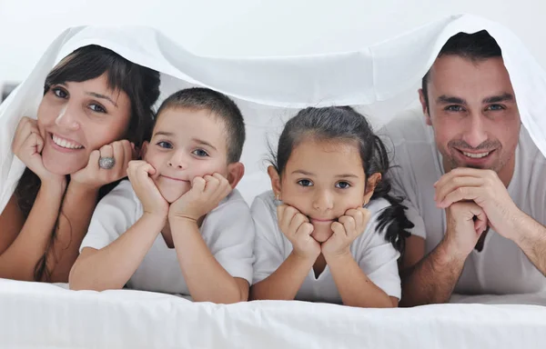 Счастливая Молодая Семья Своей Спальне Весело Играть Постели — стоковое фото