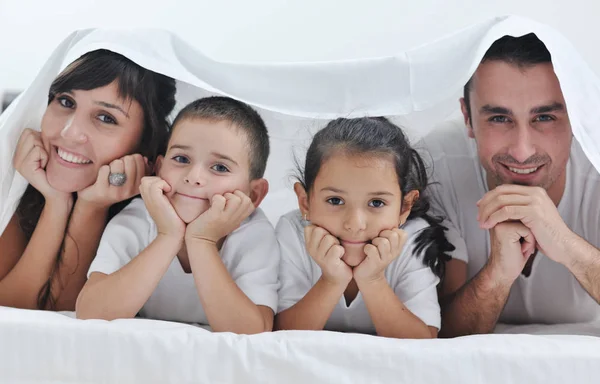 Feliz Jovem Família Seu Quarto Divertir Jogar Cama — Fotografia de Stock