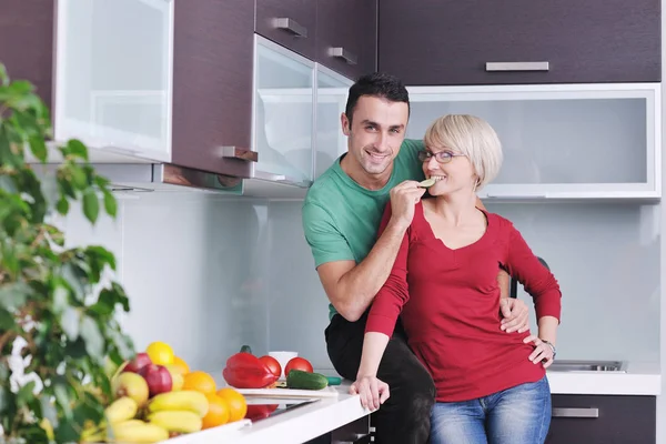 부부는 샐러드 신선한 과일과 야채를 실내에 재미가 — 스톡 사진