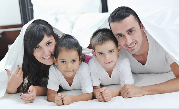 Feliz Joven Familia Dormitorio Divertirse Jugar Cama — Foto de Stock