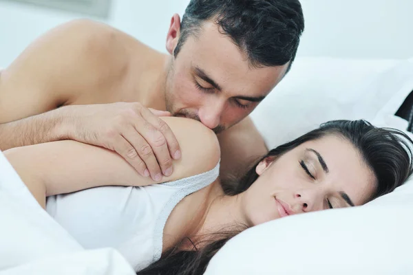 Glückliche Junge Gesunde Menschen Paar Haben Gute Zeit Ihrem Schlafzimmer — Stockfoto