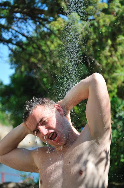 Joven Hombre Relajante Bajo Ducha — Foto de Stock