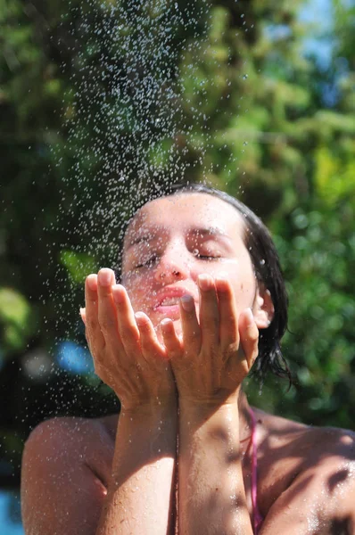 Güzel Kadın Yıkama Duş Altında Yüz Temizleme — Stok fotoğraf