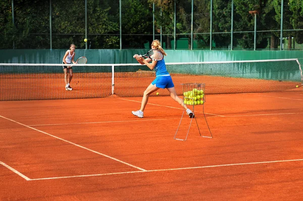 Deux Jeunes Femmes Jouent Tennis Plein Air Sur Court — Photo