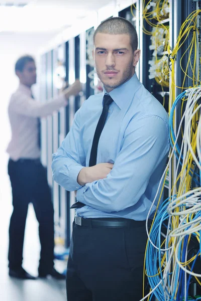 Groep Van Jonge Zakenmensen Het Ingenieur Netwerk Server Room Oplossen — Stockfoto