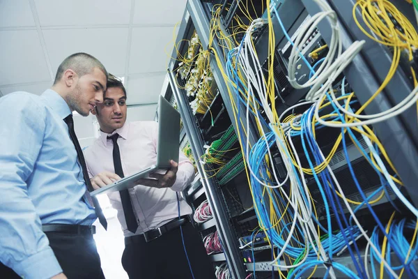 Grupo Jóvenes Empresarios Que Diseña Sala Servidores Red Resolver Problemas — Foto de Stock