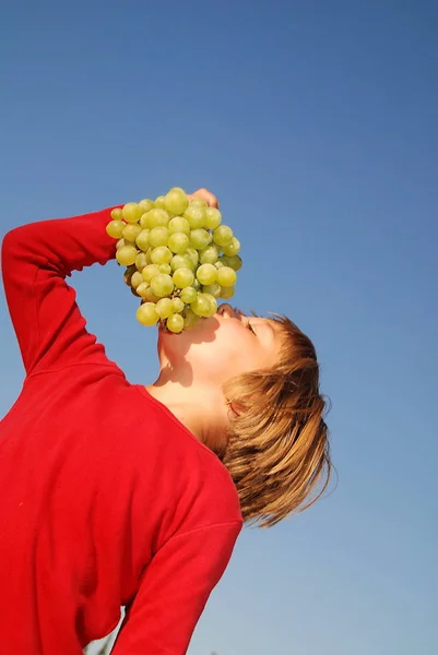 Feliz Menina Com Uva Fora — Fotografia de Stock