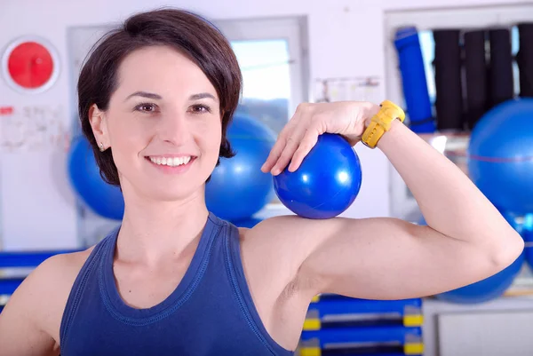 Giovane Donna Palestra Sorridente Che Tiene Piccoli Pilates — Foto Stock