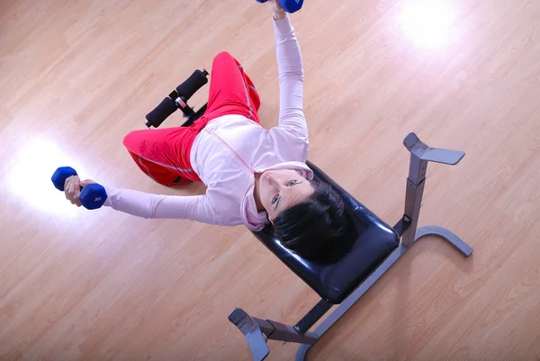 Una Mujer Joven Levantamiento Pesas Gimnasio —  Fotos de Stock