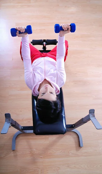 Una Giovane Donna Che Solleva Pesi Palestra — Foto Stock