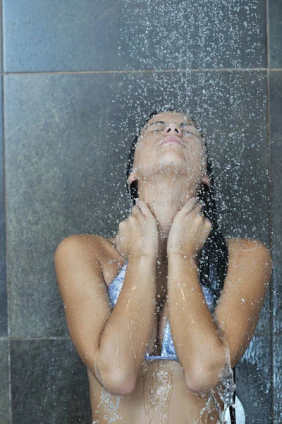 Retrato Uma Jovem Mulher Sexy Desfrutando Banho Sob Chuveiro Água — Fotografia de Stock