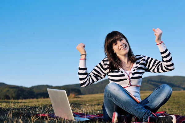 Jovem Mulher Adolescente Trabalhar Computador Portátil Livre Natureza Com Céu — Fotografia de Stock